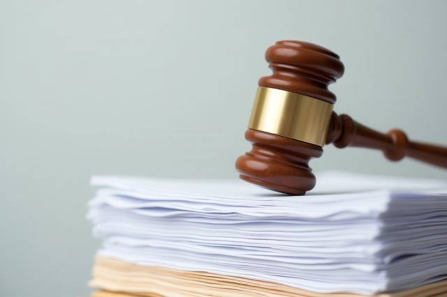 Foto: Richterhammer liegt auf Stapel Dokumente