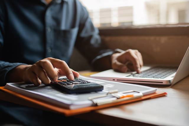 Foto: Geschäftsmann beim Finanzen erledigen