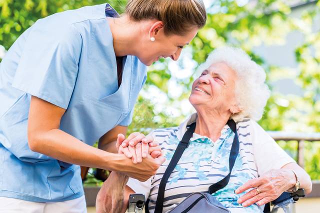 Foto: Altenpflegerin und Seniorin